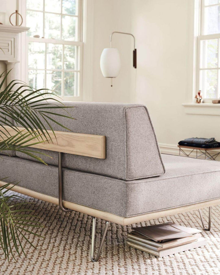 Moderne væglampe med kugledesign og varmt hvidt lys