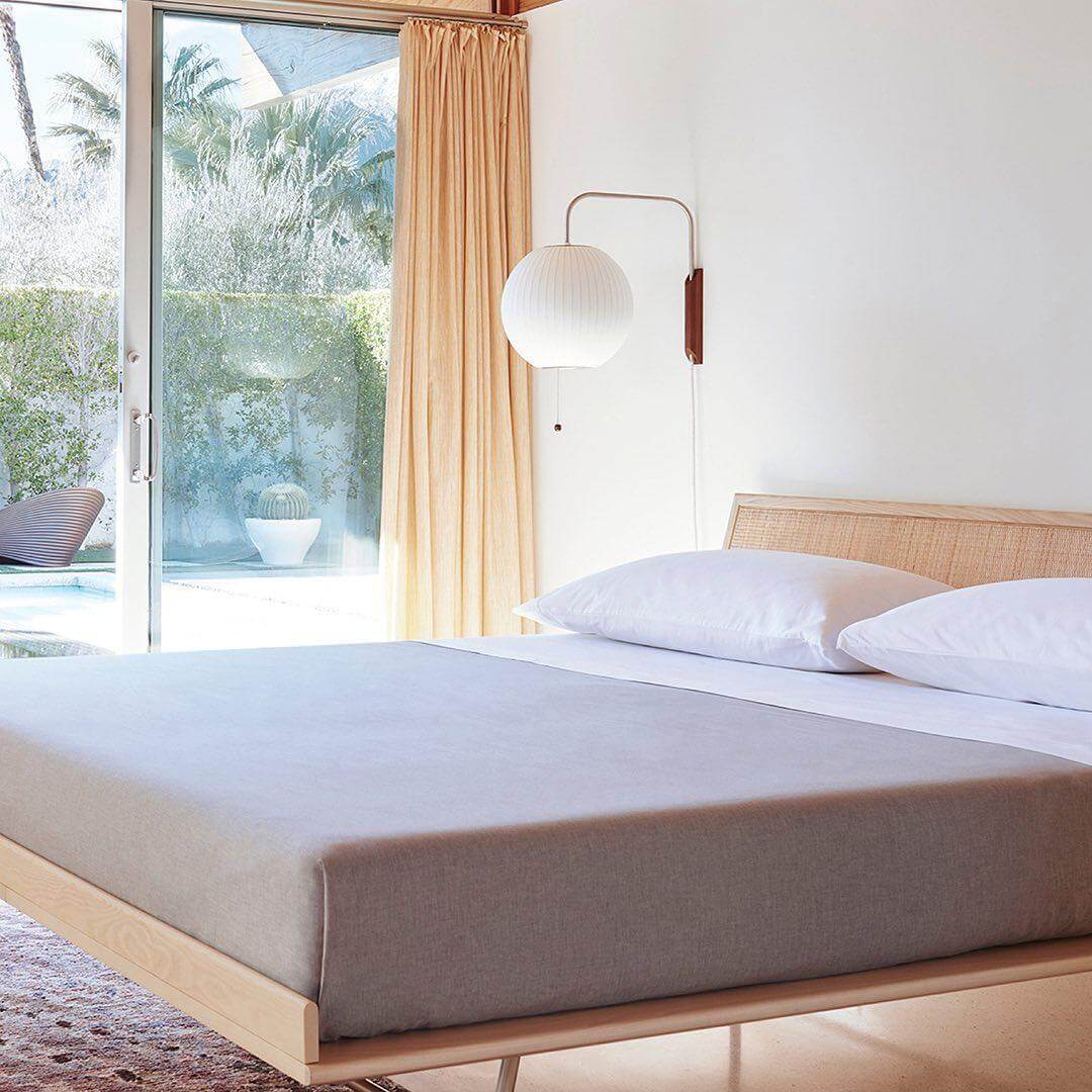 Moderne væglampe med kugledesign og varmt hvidt lys