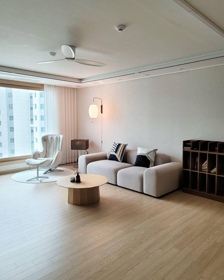 Moderne væglampe med kugledesign og varmt hvidt lys