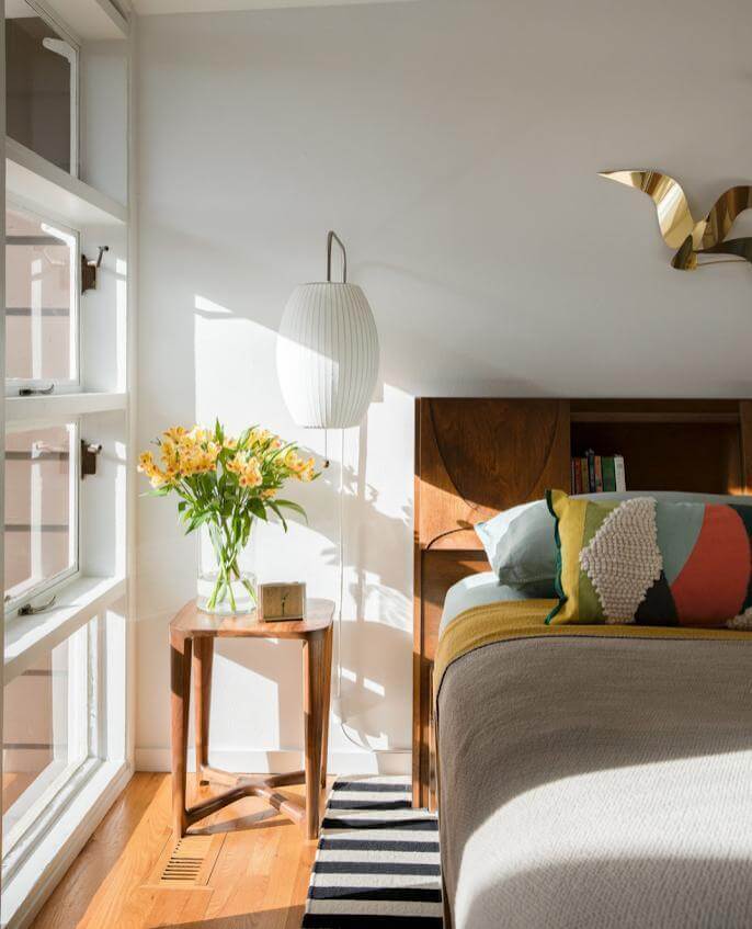 Moderne væglampe med kugledesign og varmt hvidt lys