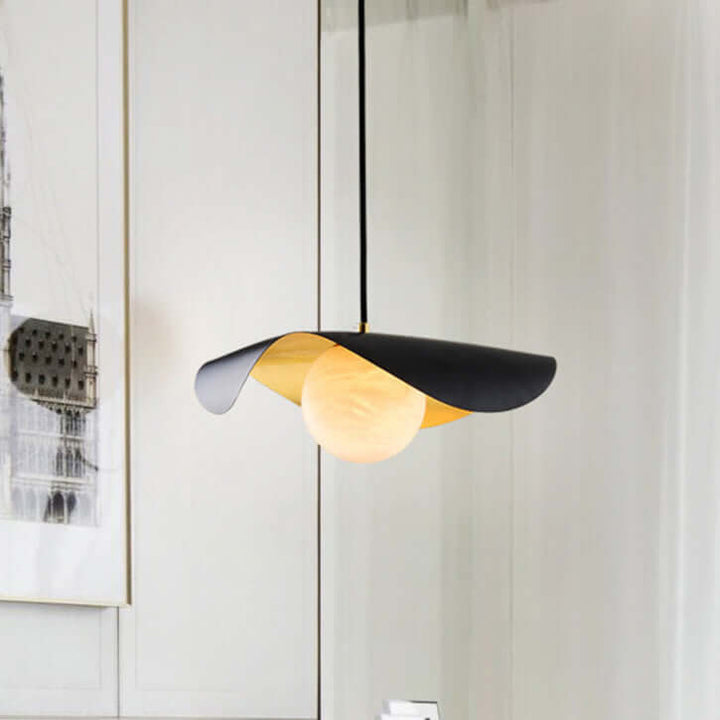 Moderne loftslampe i metal med varmt lys