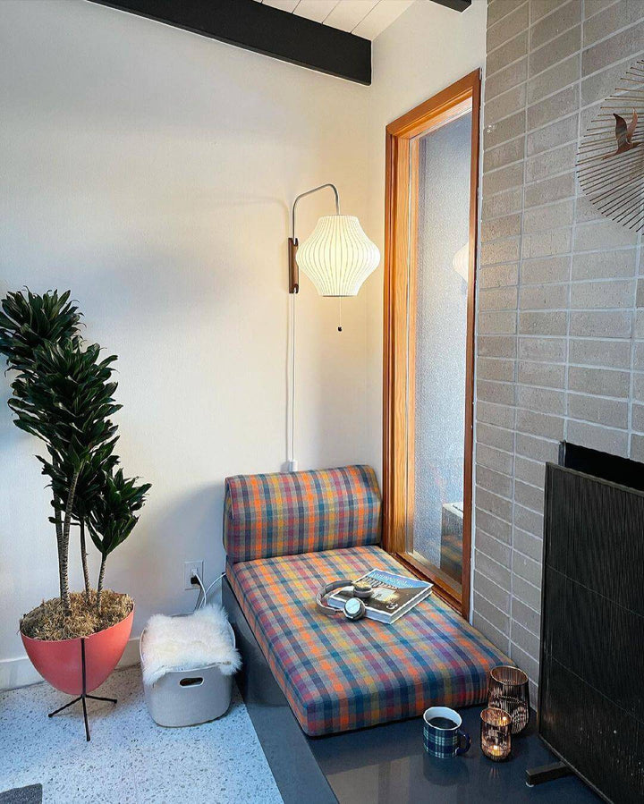 Moderne væglampe med kugledesign og varmt hvidt lys