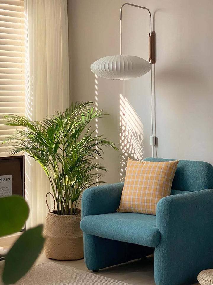 Moderne væglampe med kugledesign og varmt hvidt lys