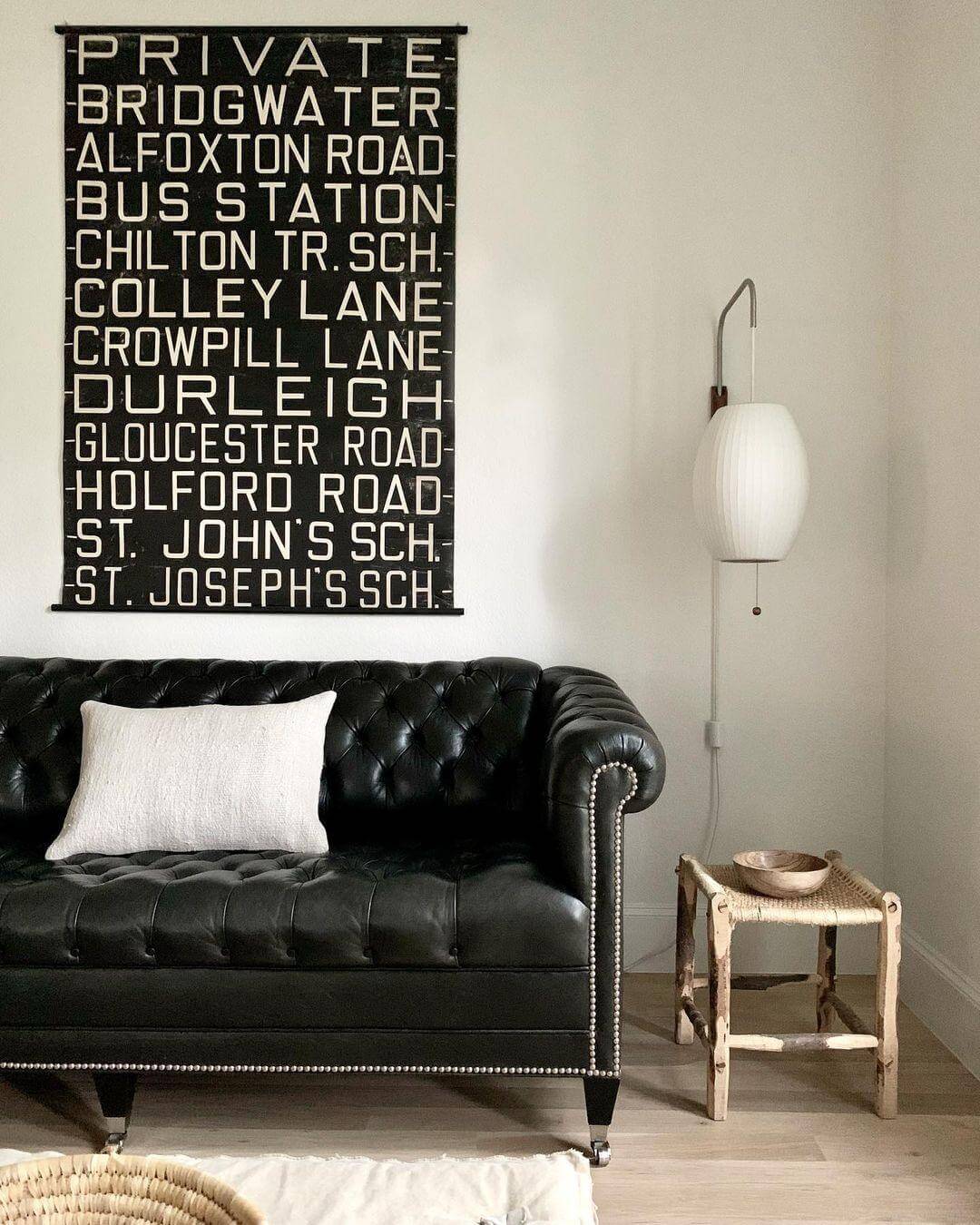 Moderne væglampe med kugledesign og varmt hvidt lys