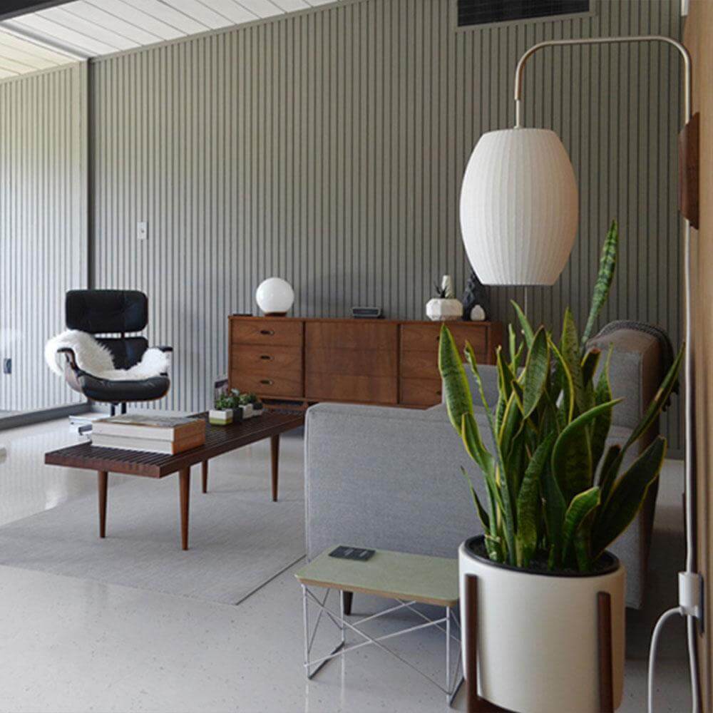 Moderne væglampe med kugledesign og varmt hvidt lys