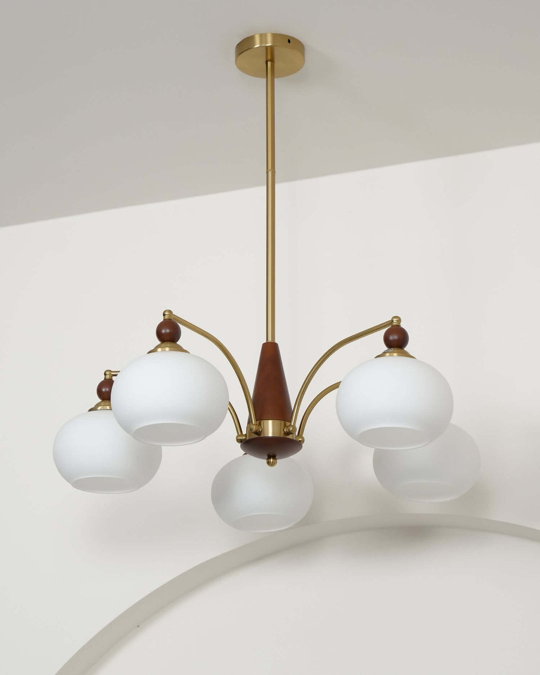 Elegant Retro Lysekrone i Træ og Messing