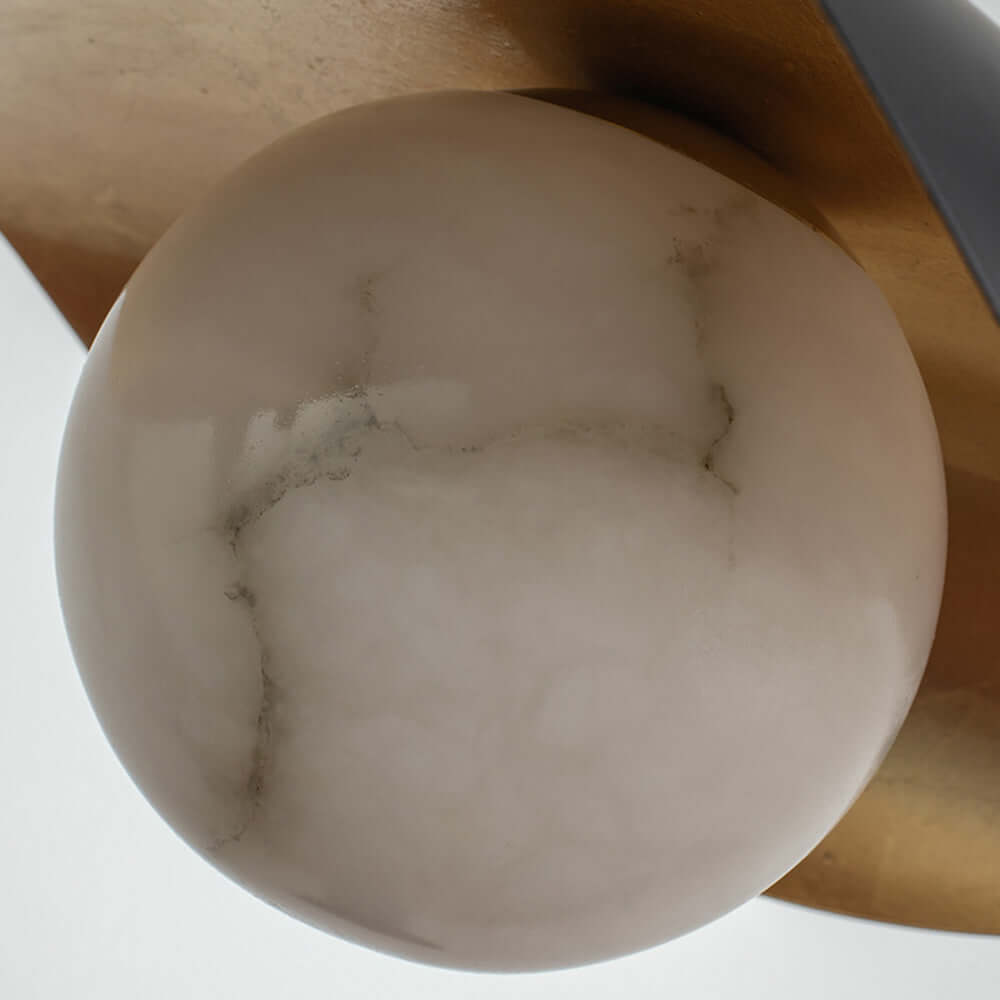 Moderne loftslampe i metal med varmt lys