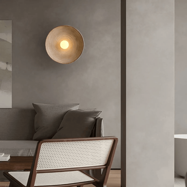 Rund LED væglampe i harpiks og glas med moderne design