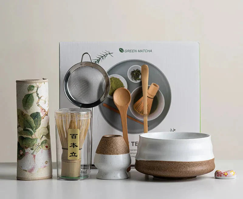 8-delt matcha-sæt i Sakura-design med keramisk skål, bambuspiskeris og opskummer, ideel til teceremonier.