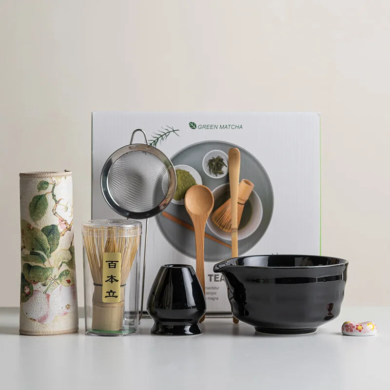 8-delt matcha-sæt i Sakura-design med keramisk skål, bambuspiskeris og opskummer, ideel til teceremonier.