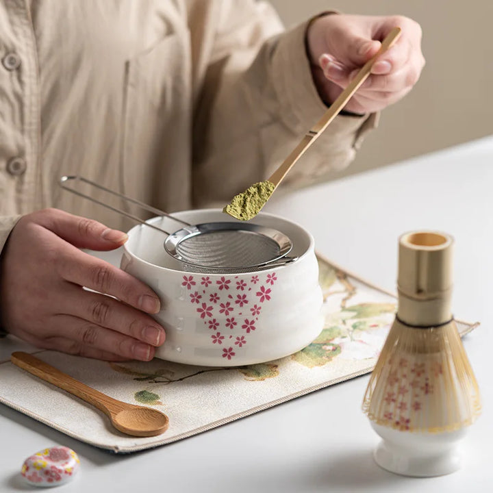 8-delt matcha-sæt i Sakura-design med keramisk skål, bambuspiskeris og opskummer, ideel til teceremonier.