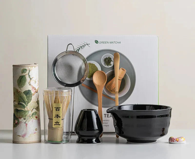 8-delt matcha-sæt i Sakura-design med keramisk skål, bambuspiskeris og opskummer, ideel til teceremonier.