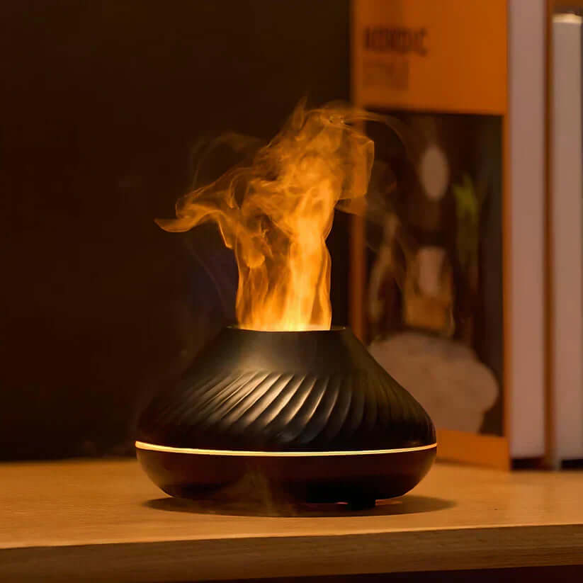 Ultrasonisk aroma diffuser med en beroligende flammeeffekt i sort.