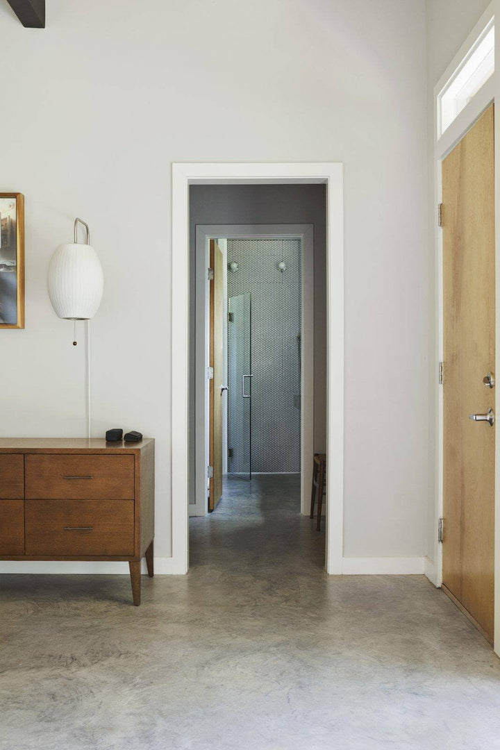 Moderne væglampe med kugledesign og varmt hvidt lys