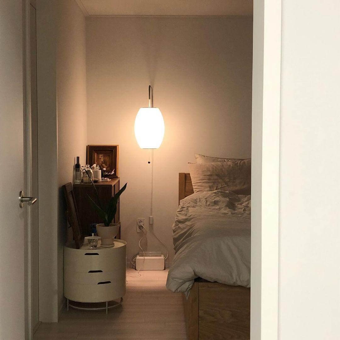 Moderne væglampe med kugledesign og varmt hvidt lys