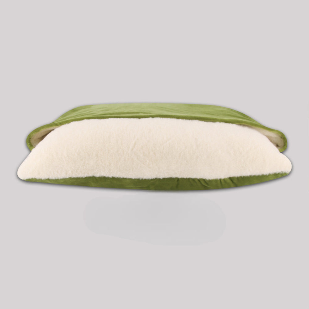 Topbillede af hund i en grå sovepose, der viser den bløde tekstur.