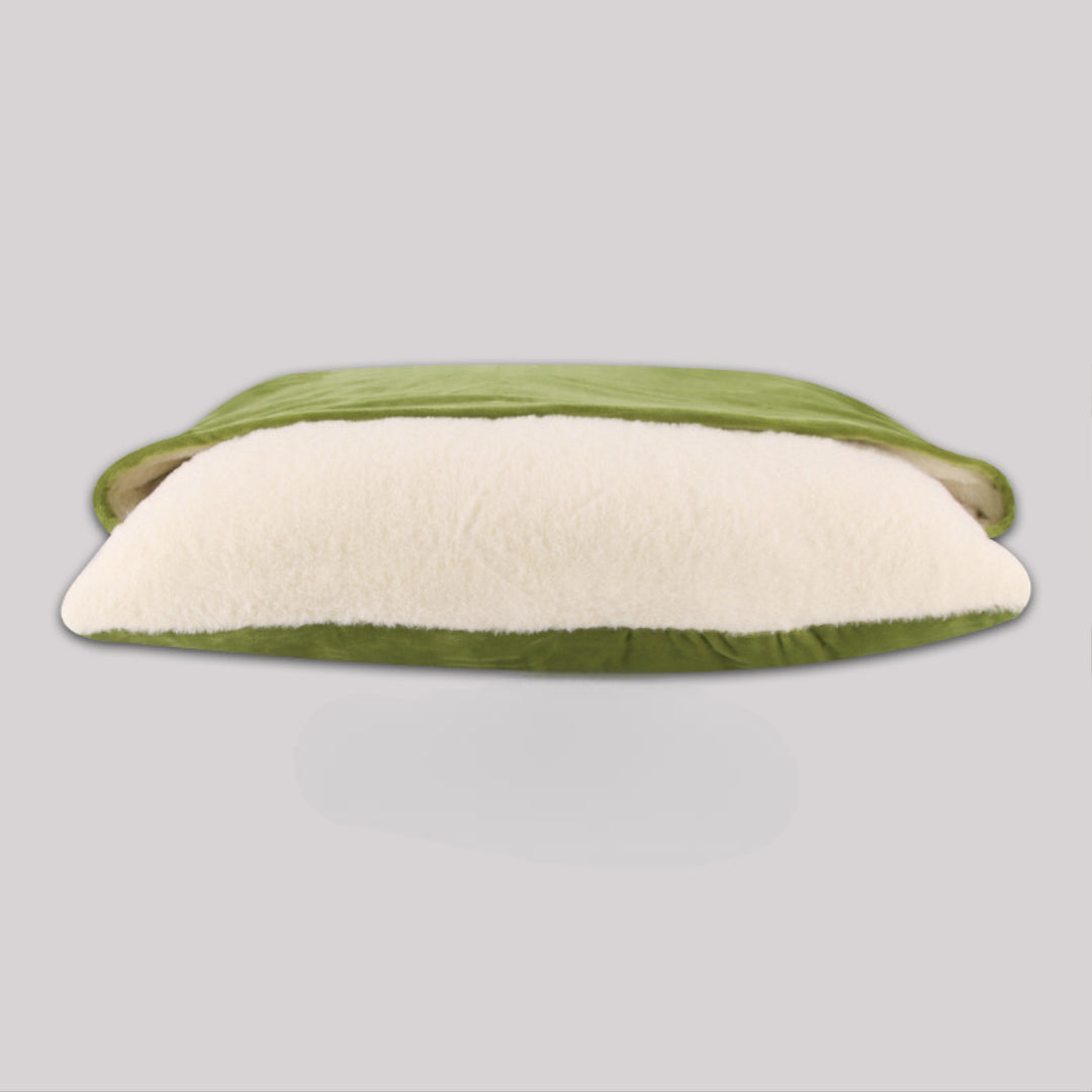 Topbillede af hund i en grå sovepose, der viser den bløde tekstur.