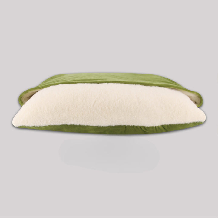 Topbillede af hund i en grå sovepose, der viser den bløde tekstur.