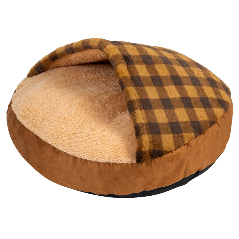 En hundeseng med baldakin og et hundehoved der kigger op, omgivet af hyggeligt design.