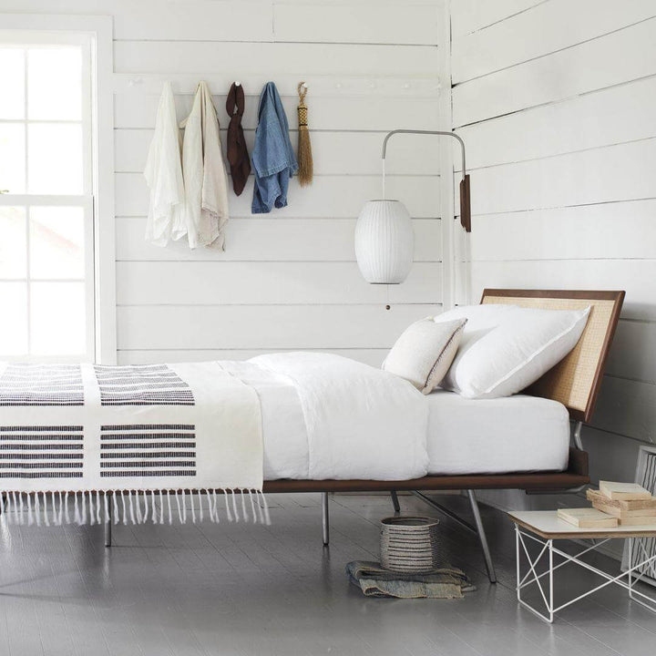 Moderne væglampe med kugledesign og varmt hvidt lys