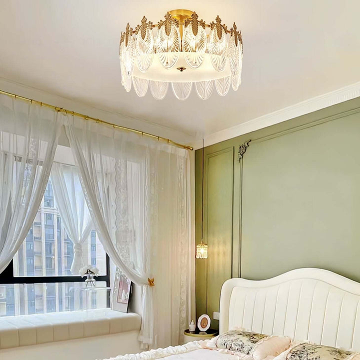 Rund glaskronleuchter med dekorativt mønster