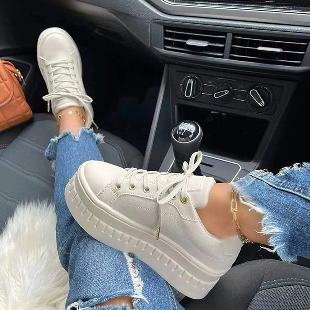 Komfortable damesneakers med plateau-sål, snøredesign i hvid, moderne look for stilbevidste kvinder.