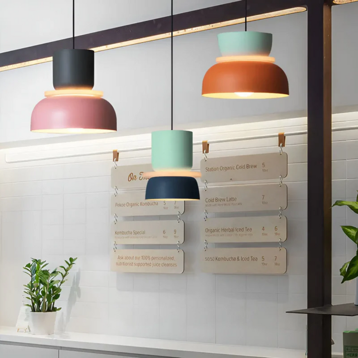 Farverig Macaron LED Pendel Lampe: Energibesparende loftslampe i metal, ideel til moderne hjem.