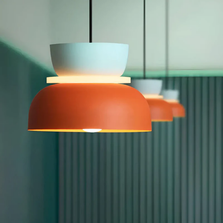 Elegant Macaron LED Pendel Lampe med metalfinish.