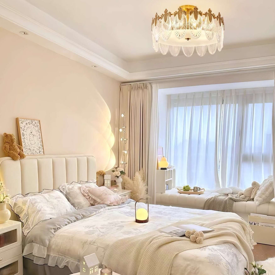 Rund glaskronleuchter med dekorativt mønster