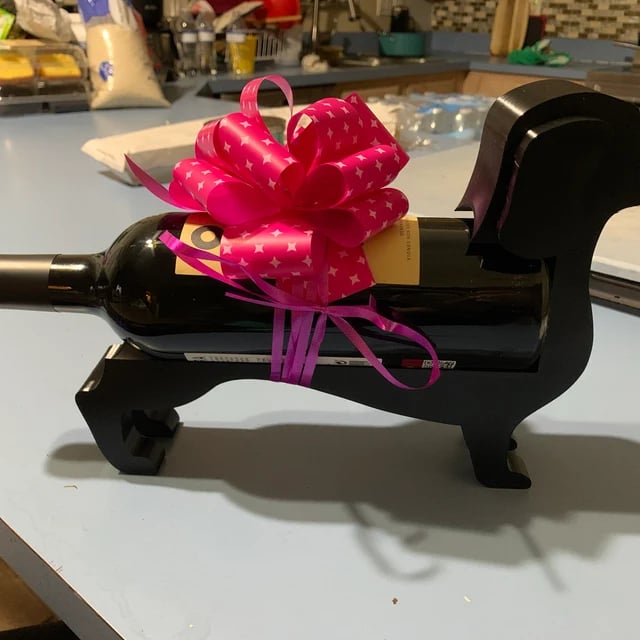 Gravhund vinflaskeholder: Stilfuld gravhund i sort