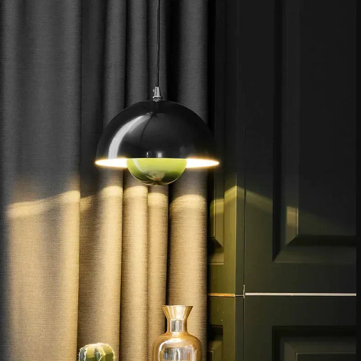 Dansk blomsterhoved pendellampe, blomstret design, skandinavisk elegance, ideel til spisestue eller stue.