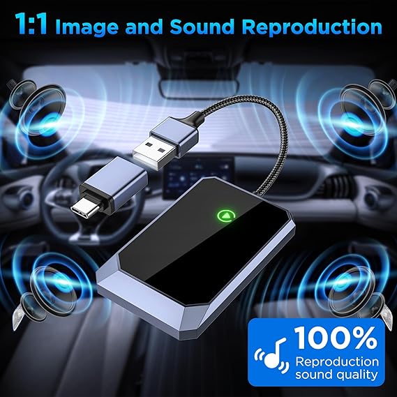 Trådløs CarPlay-adapter i bilens stik med elegant, glanssort design for trådløs forbindelse.