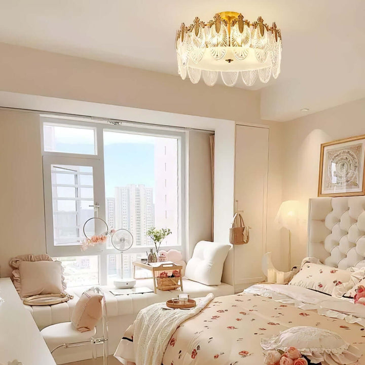 Rund glaskronleuchter med dekorativt mønster