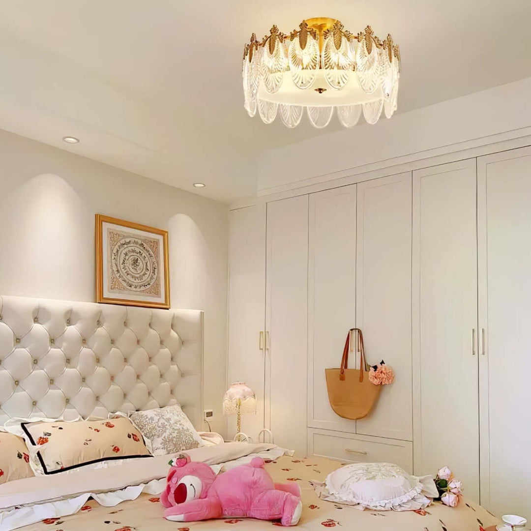 Rund glaskronleuchter med dekorativt mønster