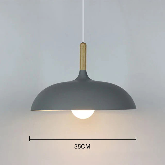 Egetræslampe med skandinavisk design og LED, kombination af jern og eg, minimalistisk og elegant.