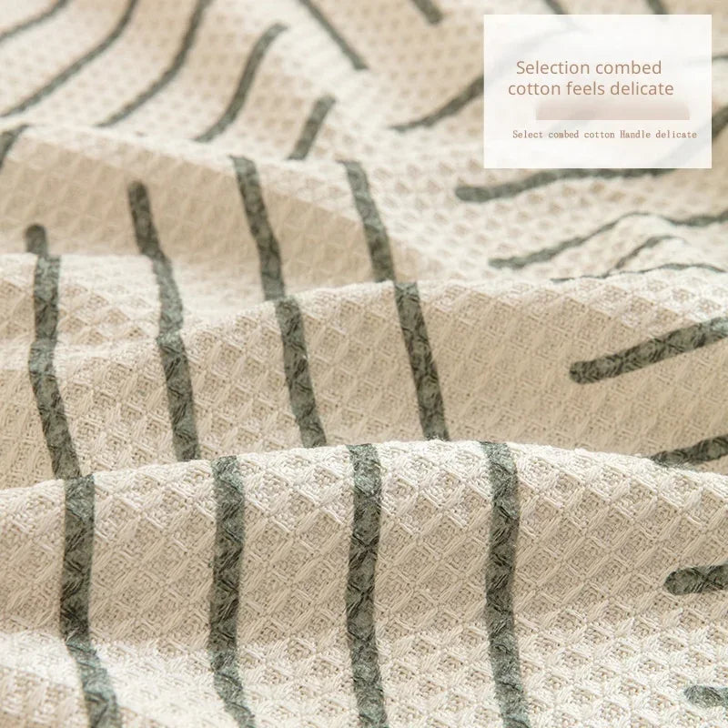 Elegant skandinavisk sofabetræk med kvaster i forskellige størrelser og farver.