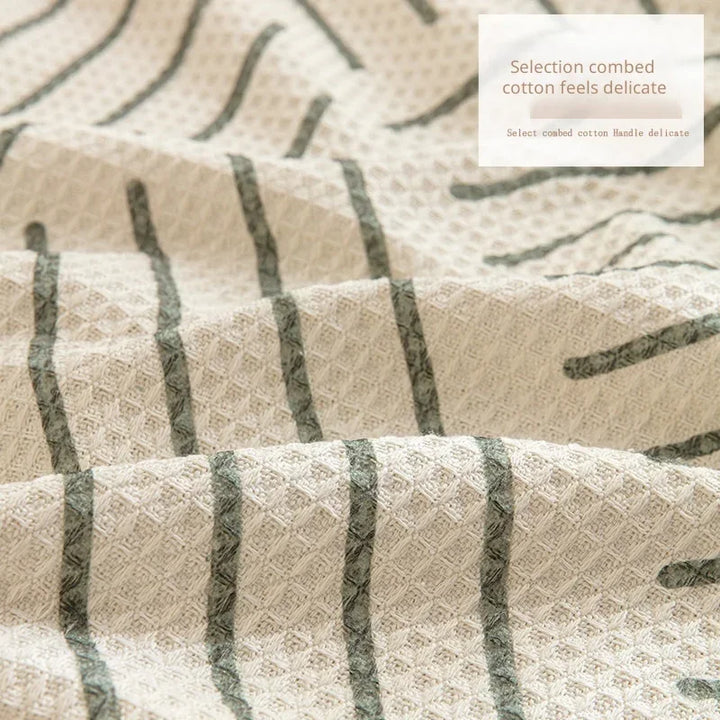 Elegant skandinavisk sofabetræk med kvaster i forskellige størrelser og farver.