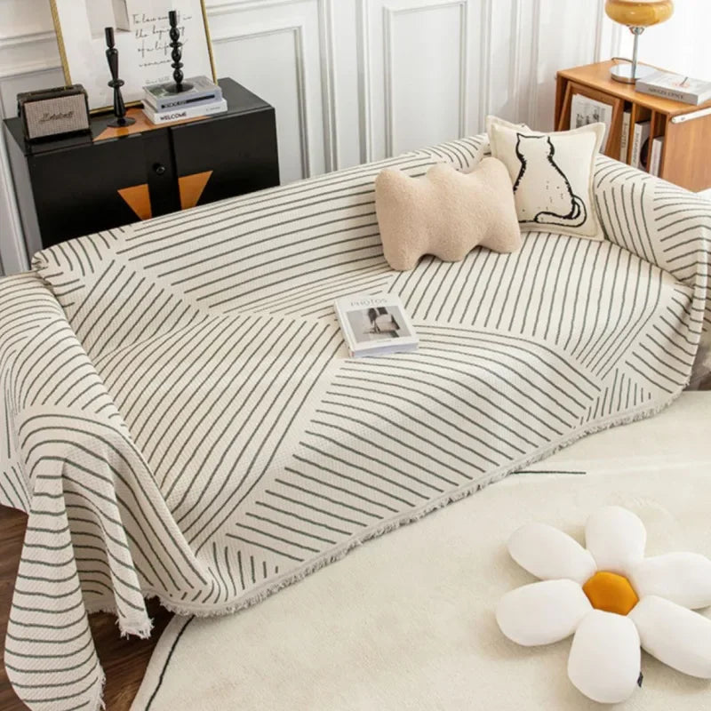 Elegant skandinavisk sofabetræk med kvaster i forskellige størrelser og farver.