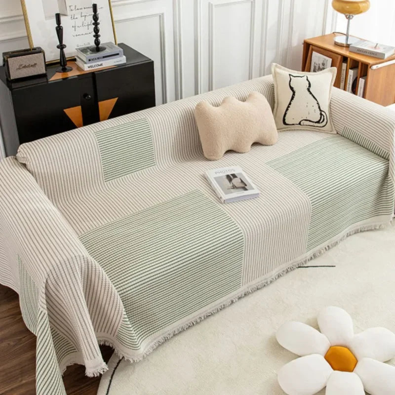 Elegant skandinavisk sofabetræk med kvaster i forskellige størrelser og farver.