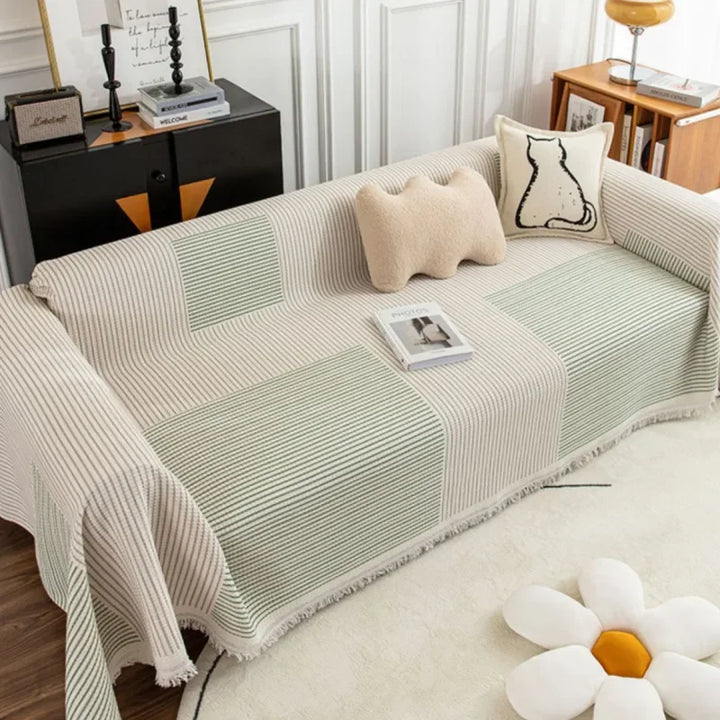 Elegant skandinavisk sofabetræk med kvaster i forskellige størrelser og farver.