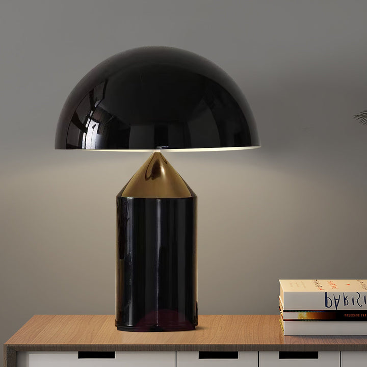Atollo Bordlampe, elegant design med geometriske former af cylinder, kegle og halvkugle i ædelt metalfinish til stilfuldt hjem