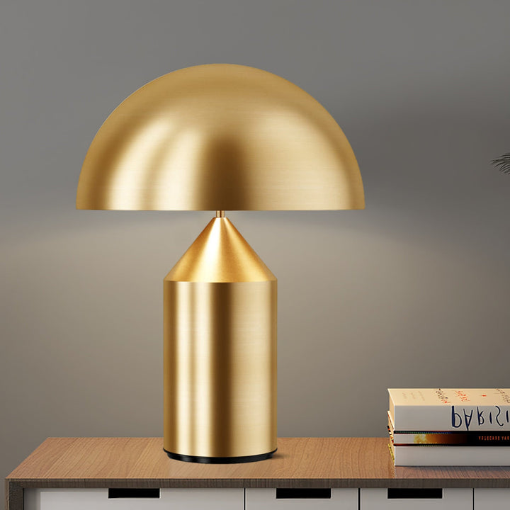 Atollo Bordlampe, elegant design med geometriske former af cylinder, kegle og halvkugle i ædelt metalfinish til stilfuldt hjem