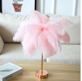 Elegant fjerlampe med blødt, diffust lys, skaber en hyggelig atmosfære i rummet. Udsøgt fjerdesign.