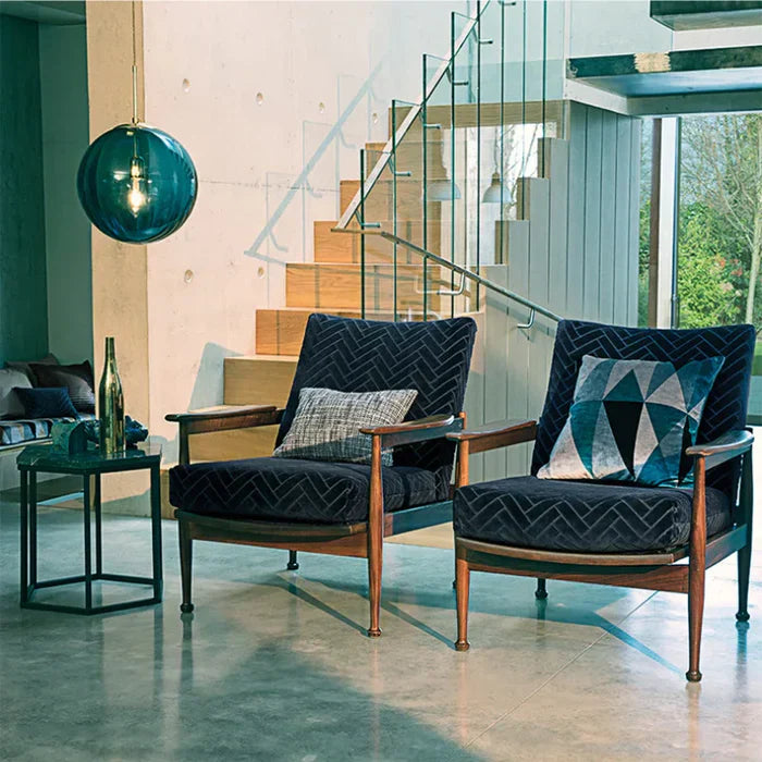 Elegant glas-kugle pendellampe med varmt lys, ideel til en stilfuld indretning i stuen eller soveværelset