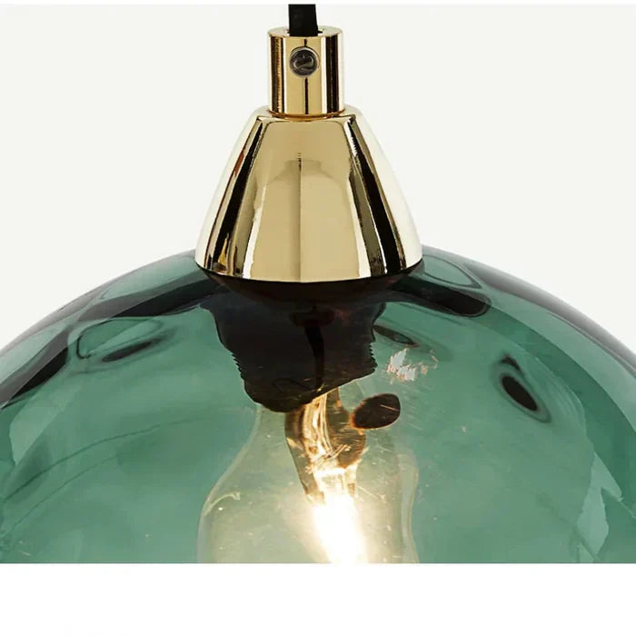 Elegant glas-kugle pendellampe med varmt lys, ideel til en stilfuld indretning i stuen eller soveværelset