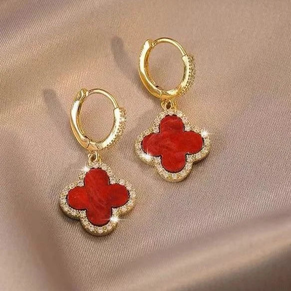 Elegante kløverøreringe i forgyldt sølv i rød, grøn, sort: stilfuldt lykkesymbol for moderigtige smykker.