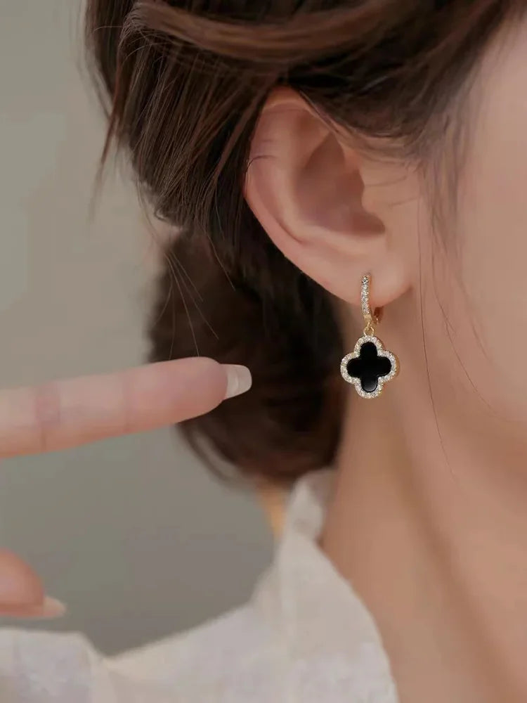 Elegante kløverøreringe i forgyldt sølv i rød, grøn, sort: stilfuldt lykkesymbol for moderigtige smykker.