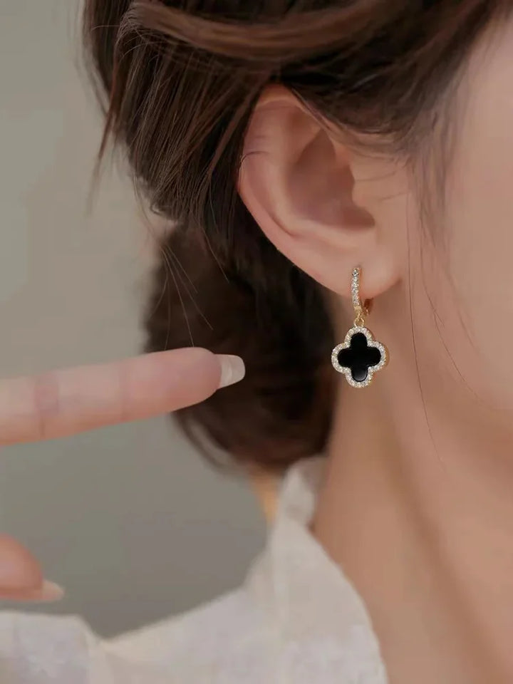 Elegante kløverøreringe i forgyldt sølv i rød, grøn, sort: stilfuldt lykkesymbol for moderigtige smykker.