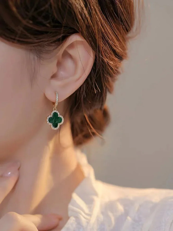 Elegante kløverøreringe i forgyldt sølv i rød, grøn, sort: stilfuldt lykkesymbol for moderigtige smykker.