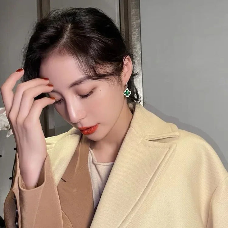 Elegante kløverøreringe i forgyldt sølv i rød, grøn, sort: stilfuldt lykkesymbol for moderigtige smykker.